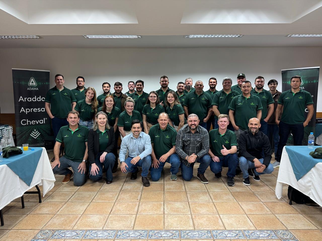 Equipe da Templária Agrícola reunida em evento com a equipe técnica e comercial